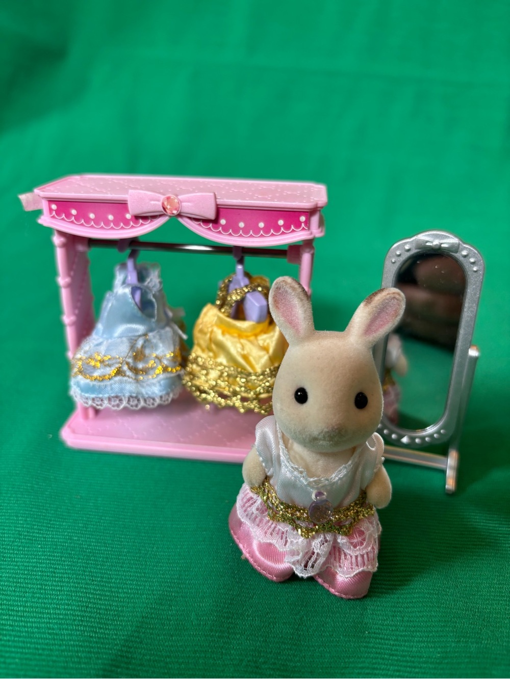 Calico critters Sylvanian Families Bunny Boutique Set 
W dresses hangers
